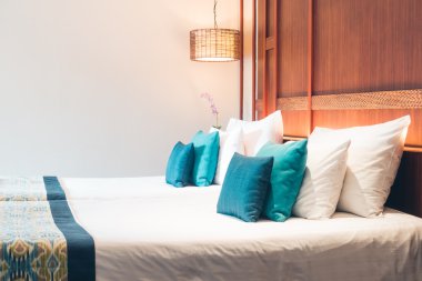 Yatakta güzel lüks yastıklar