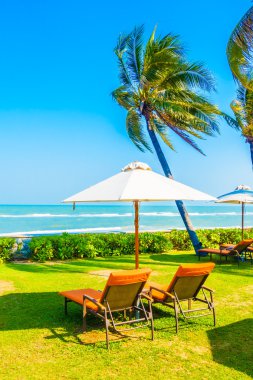 Boş şemsiyeleri ve sandalyeler