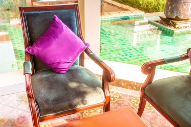 Boş masa ve sandalye