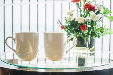 tablo üzerinde beyaz kahve bardağı