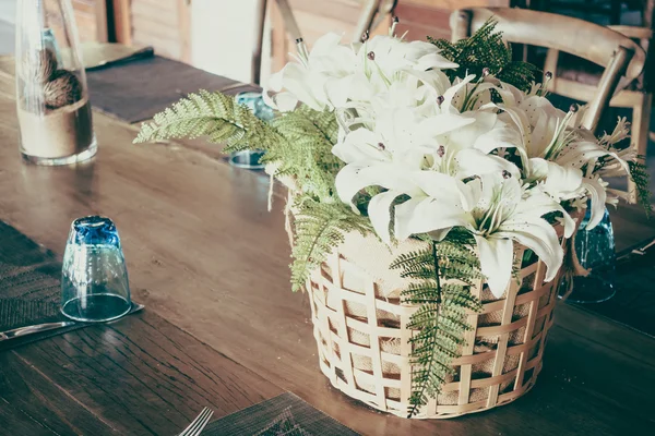 Flor blanca en jarrón — Foto de Stock