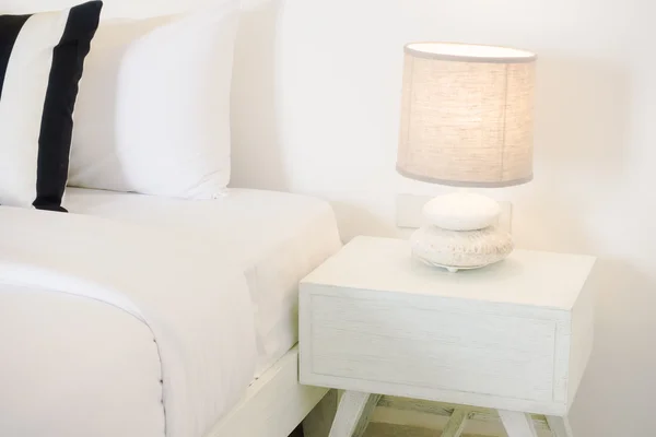 Belos travesseiros de luxo no quarto — Fotografia de Stock