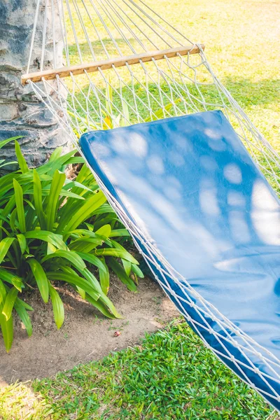 Empty hammock in garden — Stock Photo, Image