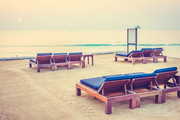 Sedie vuote sulla spiaggia con orario di tramonto — Foto Stock