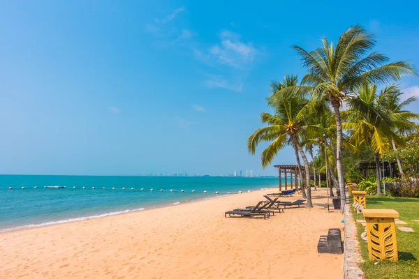 Hermosa playa y mar con palmeras — Foto de Stock