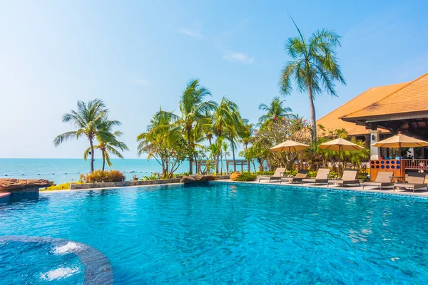 Piscina com palmeiras e mar — Fotografia de Stock