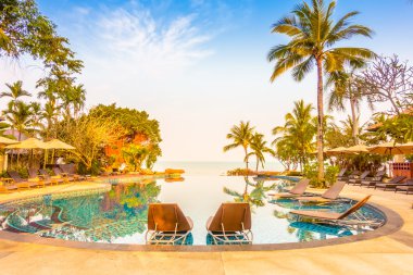 Palmiye ağaçları ile lüks Yüzme Havuzu