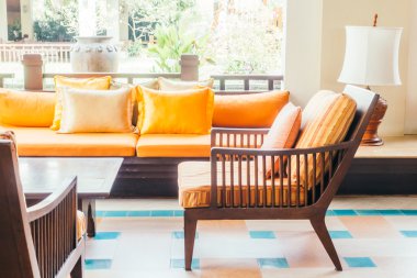 Boş tahta kanepe ve sandalye