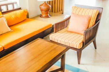 Boş tahta kanepe ve sandalye