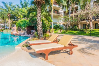 palmiye ağaçları ve Deniz Yüzme Havuzu