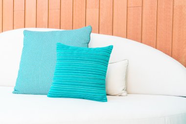 Yatakta güzel yastık