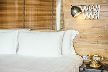 Yatak Dekorasyon beyaz yastıklar