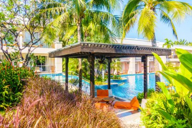 Boş şemsiyeleri ve sandalyeler