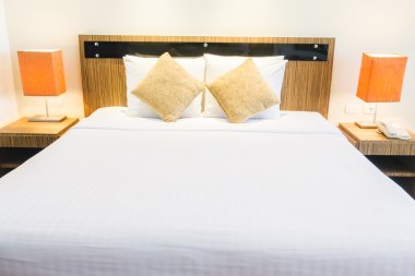 Yatakta güzel lüks yastıklar