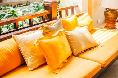 Boş tahta kanepe ve sandalye