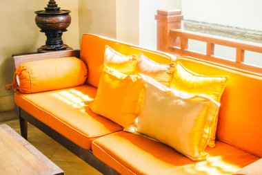 Boş tahta kanepe ve sandalye