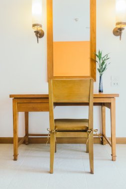 Ahşap masa ve sandalye oturma alanı