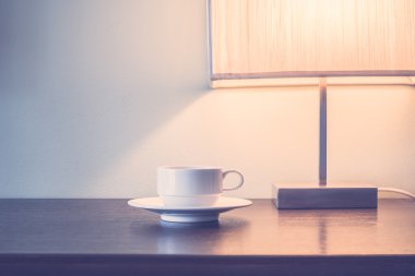 Kahve fincanı ile masa ışık lambası