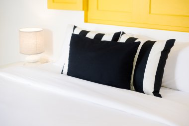 Güzel lüks yastık yatak üzerinde