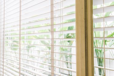 Oturma odasında kör pencere