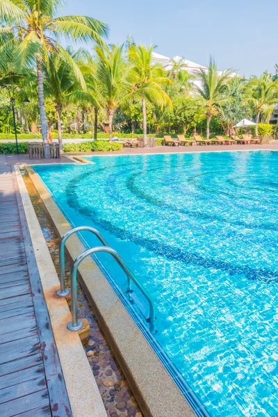 Piscina com palmeiras e mar — Fotografia de Stock