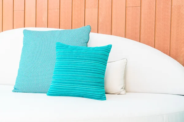 Hermosa almohada en la cama — Foto de Stock