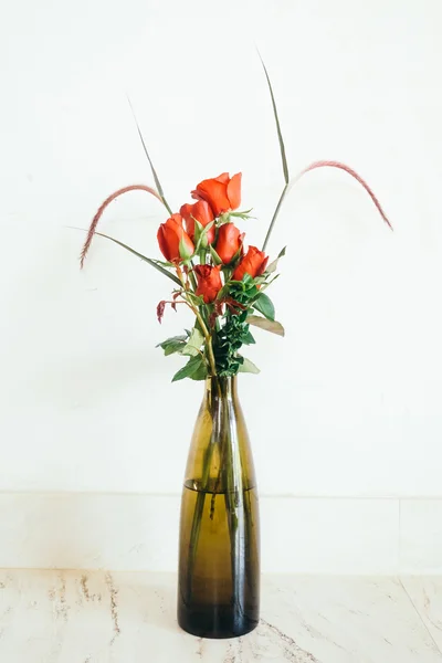 玫瑰插在花瓶里的花 — 图库照片