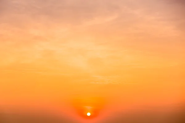 Vacker solnedgång på himlen — Stockfoto