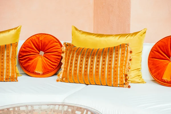 Hermosas almohadas de lujo en el sofá —  Fotos de Stock