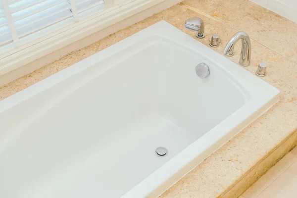 Μπανιέρα διακόσμηση στο εσωτερικό μπάνιο — Φωτογραφία Αρχείου