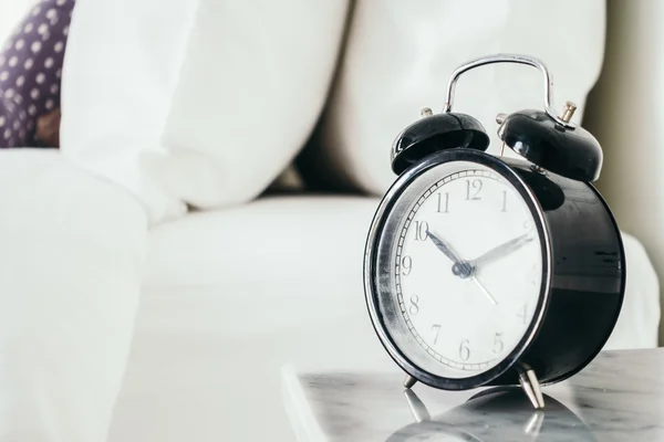 Relógio matutino e alarme — Fotografia de Stock
