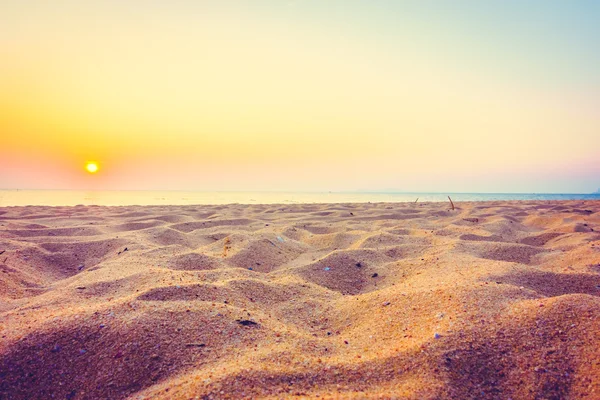 Vackra hav och sand med solnedgång — Stockfoto