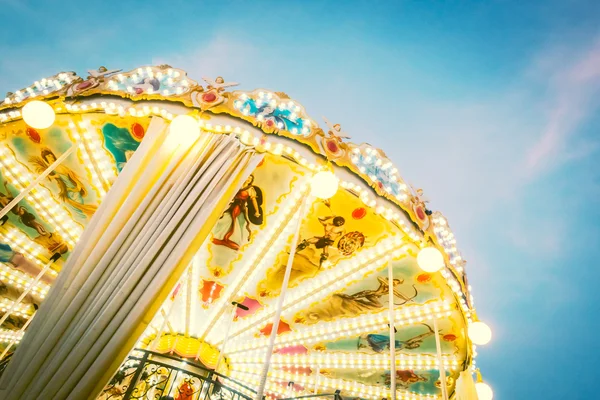 Vintage karusell häst i nöjesparken — Stockfoto
