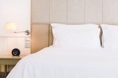 Yatakta güzel lüks yastıklar