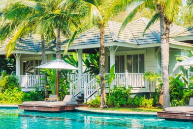 Şemsiyeleri ve sandalyeler Yüzme Havuzu etrafında