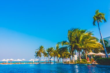 Boş şemsiyeleri ve sandalyeler