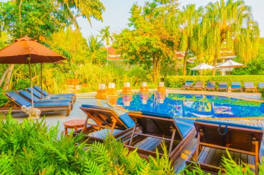 Otel havuzunda yüzme havuzu