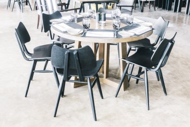 Boş sandalye ve masa Restaurant'ta