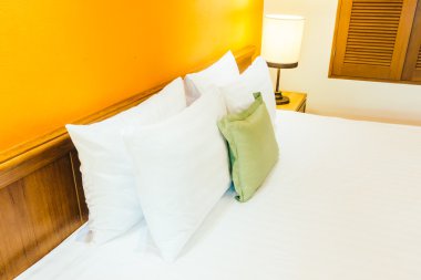 Işık lamba ile yatakta yastık