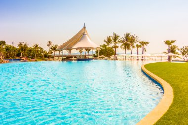 Güzel lüks otel yüzme havuzunda