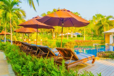 Otel havuzunda yüzme havuzu