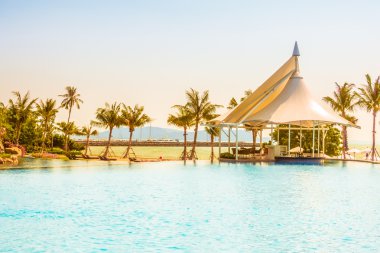 Güzel lüks otel yüzme havuzunda