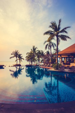 Palmiye ağaçları ile lüks Yüzme Havuzu