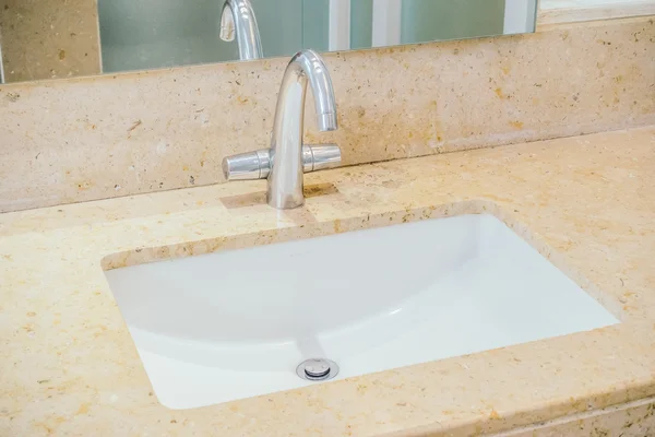 Décoration d'eau de robinet dans la salle de bain intérieure — Photo