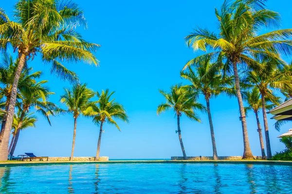 Beautiful luxury swimming pool — Stock Photo, Image