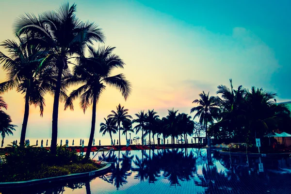 Silhouetten van palmbomen op zwembad — Stockfoto