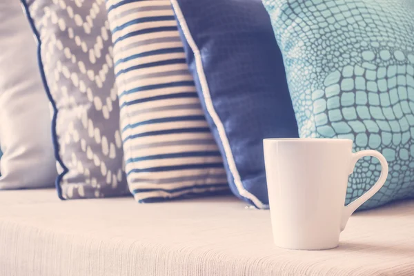 ソファの上の白いコーヒー カップ — ストック写真