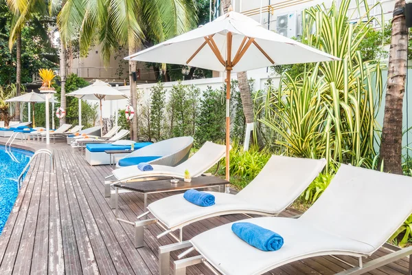 Umbrella and chair around beautiful luxury swimming pool — Stock Photo, Image