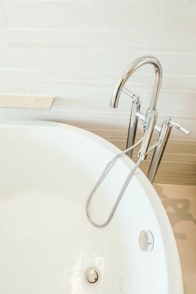 Біла ванна і кран раковини прикраси — стокове фото