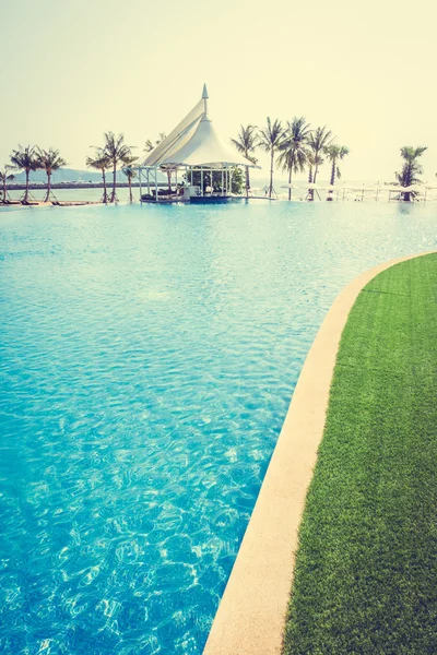 Güzel lüks otel yüzme havuzunda